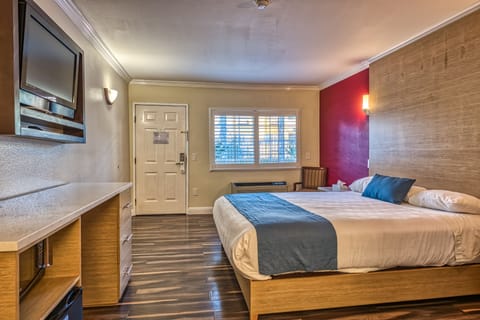 Superior Room, 1 King Bed | Individually furnished, soundproofing, iron/ironing board, free WiFi