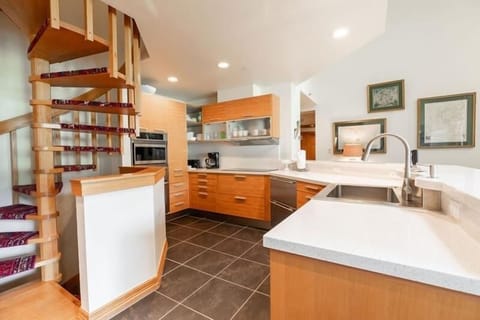 Condo, 4 Bedrooms | Private kitchen | Fridge, oven, coffee/tea maker, toaster