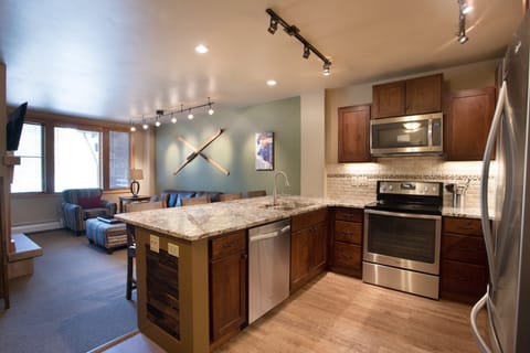 Condo, 1 Bedroom | Private kitchen | Fridge, oven, coffee/tea maker, toaster