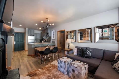 Condo, 2 Bedrooms | Living area