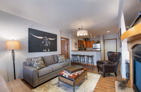 Condo, 2 Bedrooms | Living area
