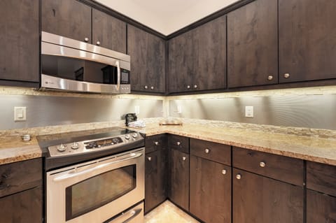 Condo, 3 Bedrooms | Private kitchen | Fridge, oven, coffee/tea maker, toaster