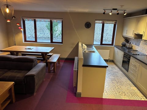 Comfort Suite | Living area | Smart TV, table tennis