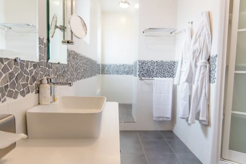 Superior Room, Ground Floor | Bathroom | Bathrobes, towels, soap, shampoo