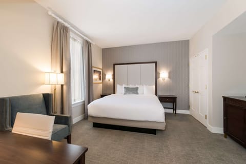 Room, 1 King Bed (Walk-in Shower) | Premium bedding, in-room safe, desk, laptop workspace
