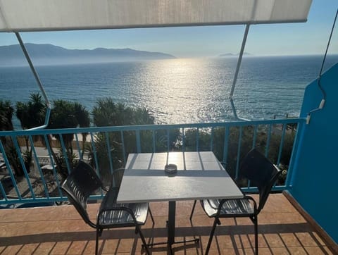 Desk, free WiFi