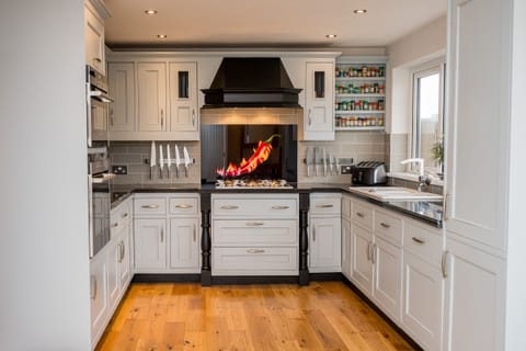 Fully fitted kitchen