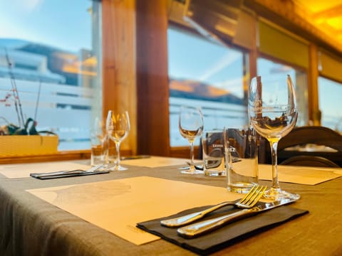 Breakfast, lunch and dinner served