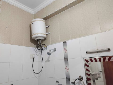 Deluxe Room | Bathroom | Shower, free toiletries, towels