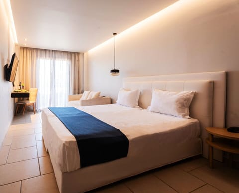 Superior Double Room, Garden View | 1 bedroom, in-room safe, desk, laptop workspace