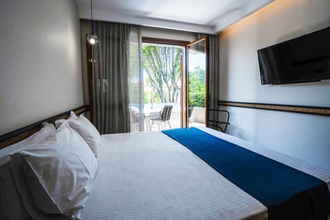 Double Room, Pool View | 1 bedroom, in-room safe, desk, laptop workspace