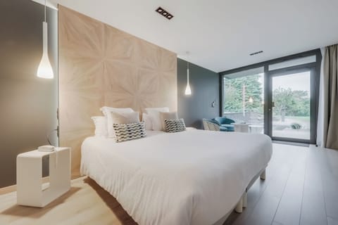 Premium bedding, in-room safe, blackout drapes, soundproofing