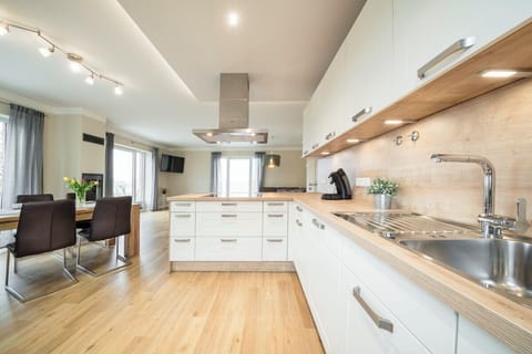 Deluxe House, Garden View | Private kitchen | Full-size fridge, microwave, oven, stovetop