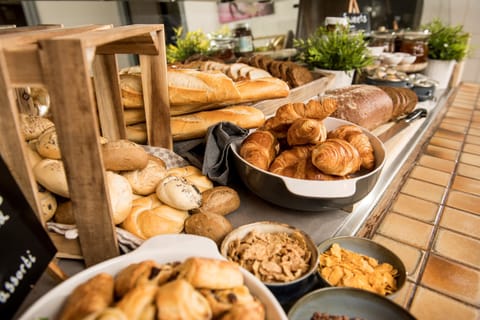 Daily continental breakfast (EUR 14.5 per person)