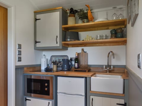 Kitchen | Meadows View Shepherd’s hut, Cockermouth