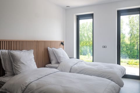 Superior Studio, Mobility Accessible, Hill View | Laptop workspace, soundproofing, iron/ironing board, free WiFi