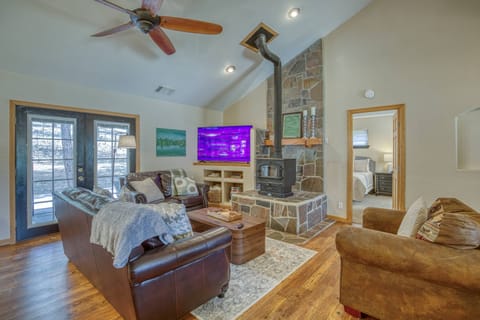 Wilderness Cottage is a lovely 4 bedroom 3 bath, pet friendly home. Private hot tub! 5 Min to uptown convenience & 10 min to downtown adventures!