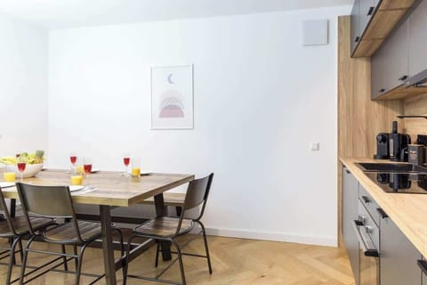 Das helle, freundliche Ambiente strahlt Wärme und Geborgenheit aus. Eine einladende Atmosphäre, die zum Verweilen und Entspannen einlädt – perfekt für Ihren Aufenthalt.