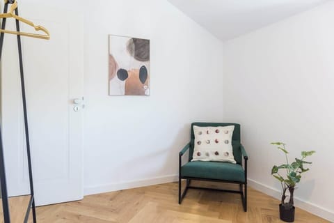 Praktische Möglichkeiten zum Aufhängen deiner Kleidung sorgen für Ordnung und Übersicht. So bleibt dein Raum stets ordentlich und du findest alles, was du brauchst, im Handumdrehen.