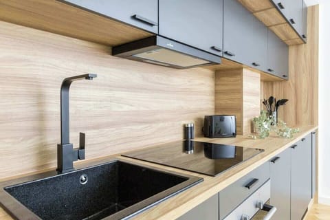 Mit hochwertigem Geschirr und Besteck ausgestattet, wird jede Mahlzeit zu einem besonderen Erlebnis. Egal ob für ein gemütliches Frühstück oder ein festliches Abendessen, hier finden Sie alles, was Sie brauchen.