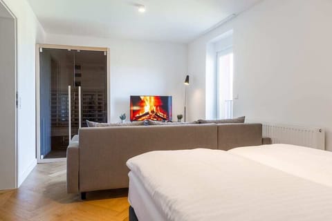 Ob als Schlafzimmer oder gemütliches Wohnzimmer – hier finden Sie alles für entspannte Abende. Lassen Sie den Tag auf der großen Couch vor dem Smart-TV ausklingen und genießen Sie pure Erholung in Ihrer privaten Infrarotsauna.