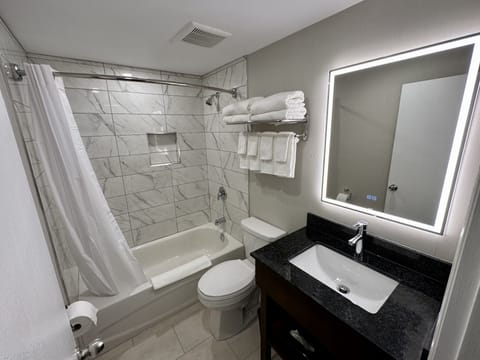 Combined shower/tub, free toiletries, hair dryer, towels