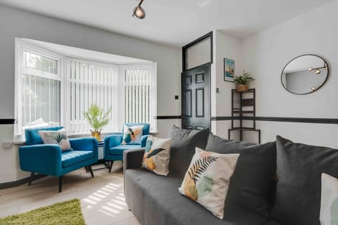 Living Area:
A comfortable living space with cosy seating, a Smart TV with Netflix, and a sofa bed for extra guests — perfect for relaxing after a day at Anfield or exploring Liverpool.