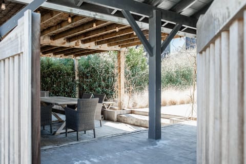 Outdoor seating area, dining area and bbq facilities