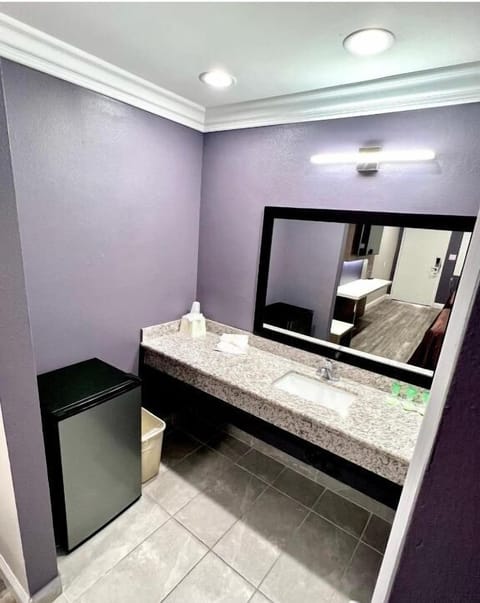 Combined shower/tub, towels, soap, shampoo