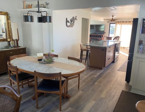 Seating for 6 at table