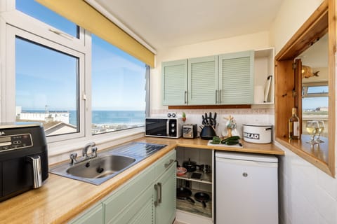 Casa Sirena Apartment, Newquay: Prep dinners in the sweet kitchen, with the most idyllic coastal backdrop