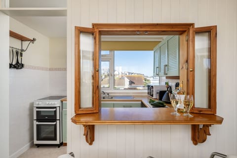 Casa Sirena Apartment, Newquay: The bar window is a unique feature