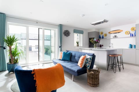 Welcome to 1 Cliff Edge, a sleek and stylish dog-friendly studio situated just a stone's throw from Tolcarne Beach