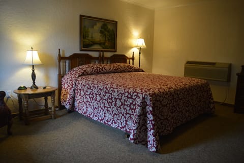 Deluxe Room, 1 King Bed | Desk, free WiFi, bed sheets