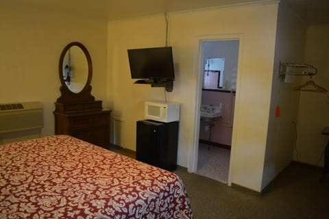 Deluxe Room, 1 King Bed | Desk, free WiFi, bed sheets