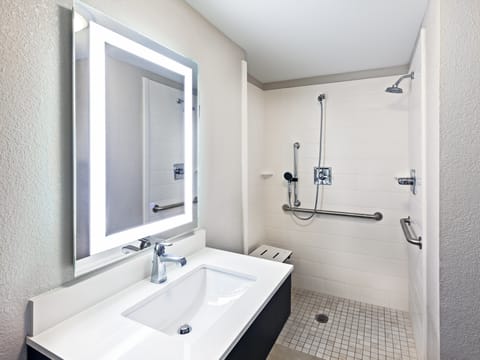 Combined shower/tub, hair dryer, towels