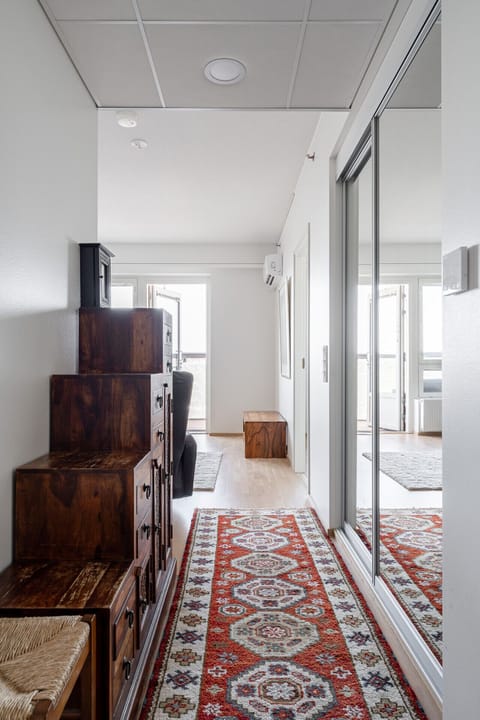 Welcome! This spacious and bright entryway offers convenient storage for shoes, coats, and other items, so you can settle in right away. It’s a practical and functional start to the atmosphere of the entire apartment.