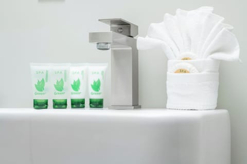 Comfort Room, 1 Queen Bed, Non Smoking | Bathroom | Shower, hair dryer, towels, soap