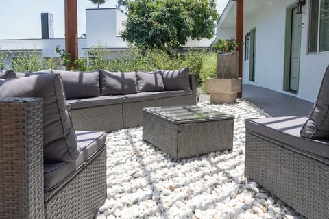 Comfort Room, 1 Queen Bed, Non Smoking | Terrace/patio