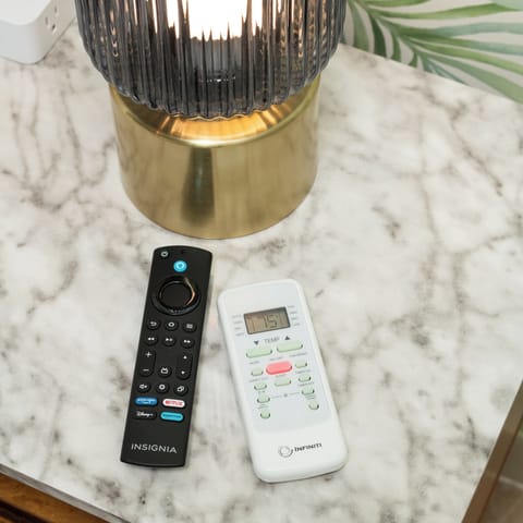 Comfort Room, 1 Queen Bed, Non Smoking | Iron/ironing board, free WiFi