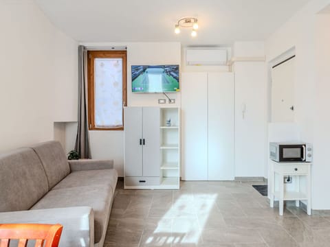 Flooring, Wood, Floor, Interior Design, Furniture, Ceiling, Room, Apartment, Living Room