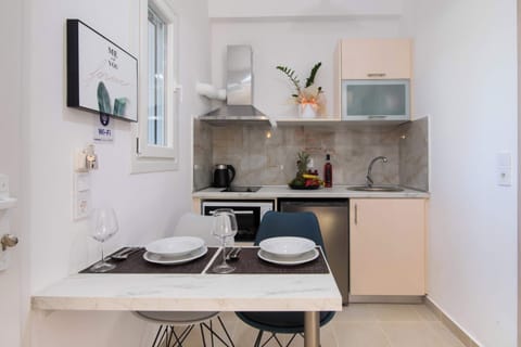 Dining table next to the kitchenette