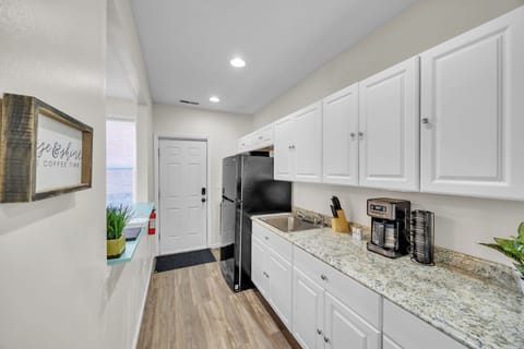 Comfort House, 2 Bedrooms, Non Smoking, Kitchen | Private kitchen | Coffee/tea maker