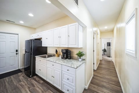 Comfort House, 2 Bedrooms, Non Smoking, Kitchen | Private kitchen | Coffee/tea maker