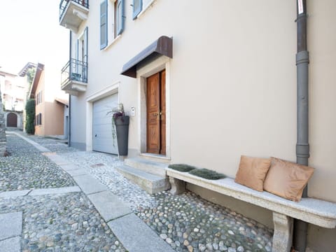 Furniture, Outdoor Furniture, Chair, Garden, Flowerpot, Patio, Outdoor Table, Estate, Houseplant, Landscaping