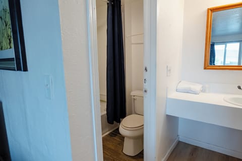 Single Room | Bathroom | Towels, soap, shampoo, toilet paper