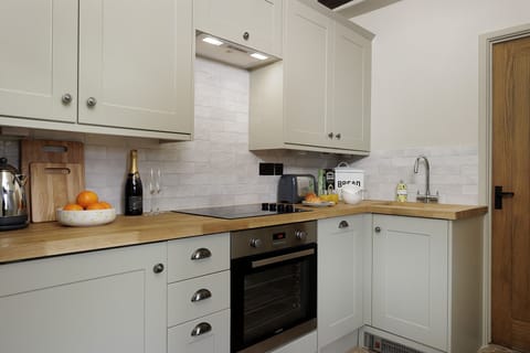 Little Bird Cottage Kitchen - StayCotswold