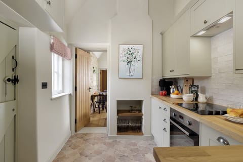 Little Bird Cottage Kitchen - StayCotswold