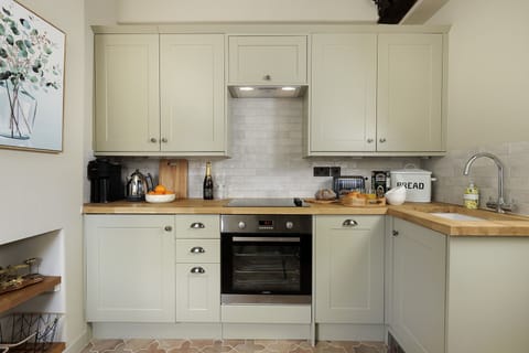 Little Bird Cottage Kitchen - StayCotswold