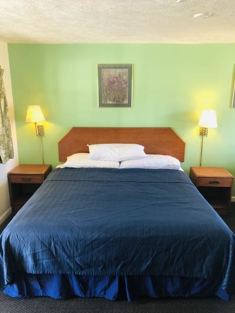 Classic Room, 1 King Bed | Desk, rollaway beds, free WiFi